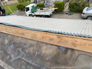 既存の波板トタンを撤去作業