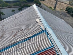 波板トタン屋根の棟板金が破損
