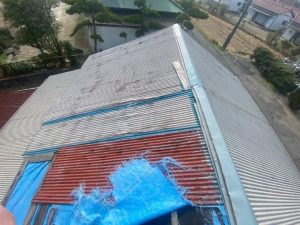 波板トタン屋根に錆や色褪せなどの経年劣化が目立つ状態