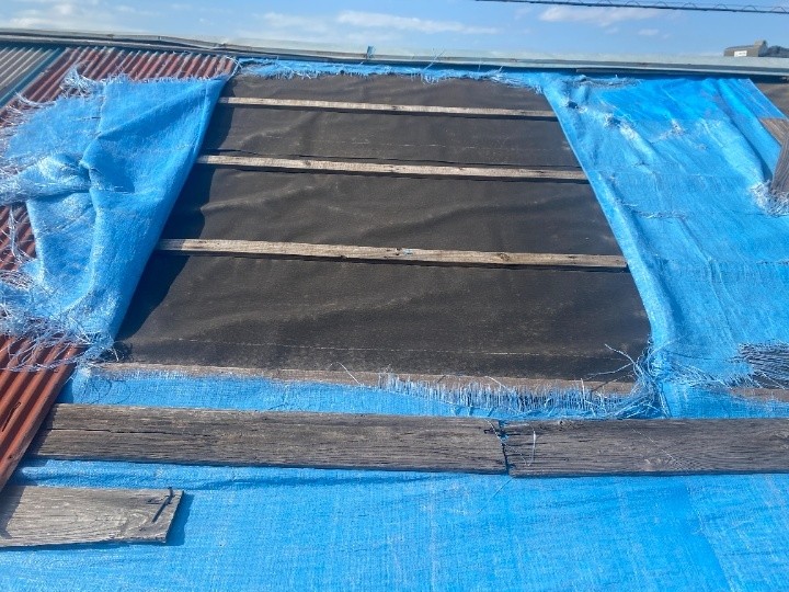 養生で使用したブルーシートが劣化