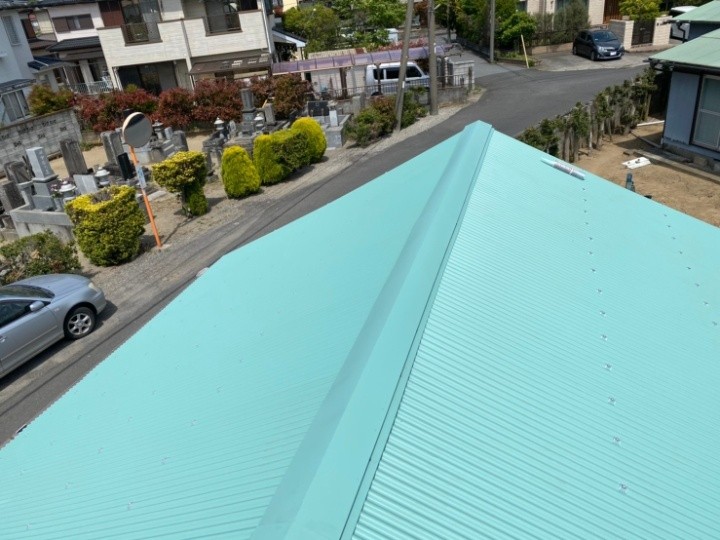 倉庫のトタン屋根の葺き替え工事が無事に完工