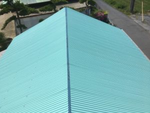 ガルバリウム鋼板製の波板を敷設した後の屋根