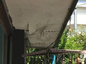 軒天が剥がれた状況