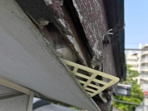 軒天の剥がれと破風板の腐食が目立っている状態