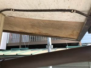 剥がれた軒天の状態を確認