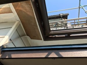 剥がれた軒天の点検調査