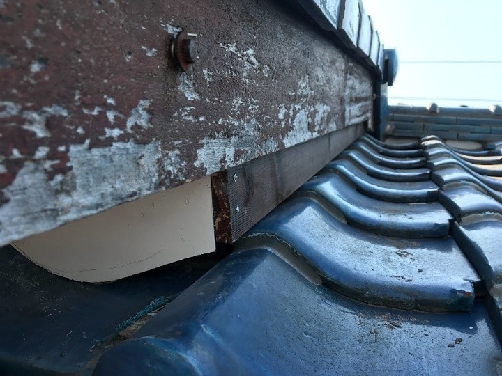 雨水が当たりやすい箇所に破風板を取り付けて復旧
