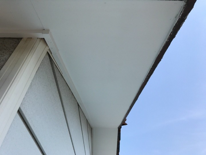 剥がれた軒天の増し張り工事と塗装工事を併せて施工した後の状態