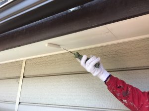 軒天の塗装工事の作業風景