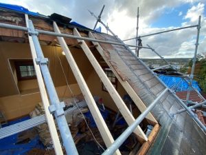 仮設足場を設置する作業工程