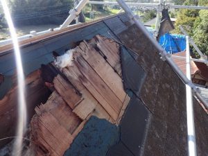 台風で穴が開いた屋根