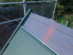 防水紙（粘着ルーフィング）を敷設する作業工程