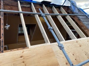 屋根修復工事を着工