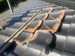 既存の谷板金周りの瓦を取り外す作業工程