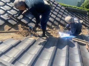 既存の谷板金の周りを清掃