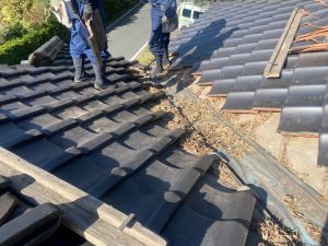 既存の谷板金周りの瓦を取り外す作業