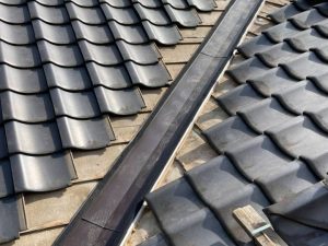 カラーステン谷板金を設置した状態