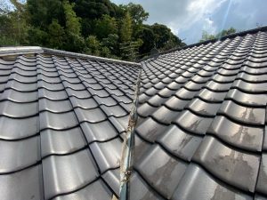 雨漏りが続く谷板金の状態を確認