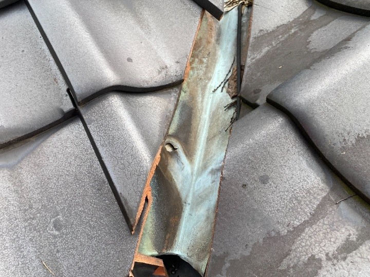 電食により銅に穴が開く状態