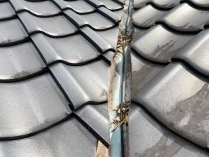 劣化して雨漏りした谷板金の状態