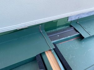 棟板金を設置する作業工程