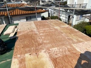 合板で屋根を補強する作業工程