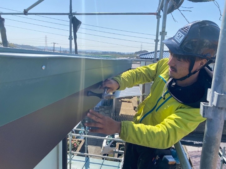 屋根カバー工法の施工風景