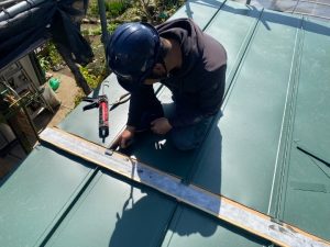 タフモック(樹脂製の貫板)を設置する作業工程