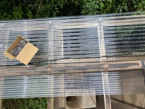 波板ポリカ補修工事の施工風景