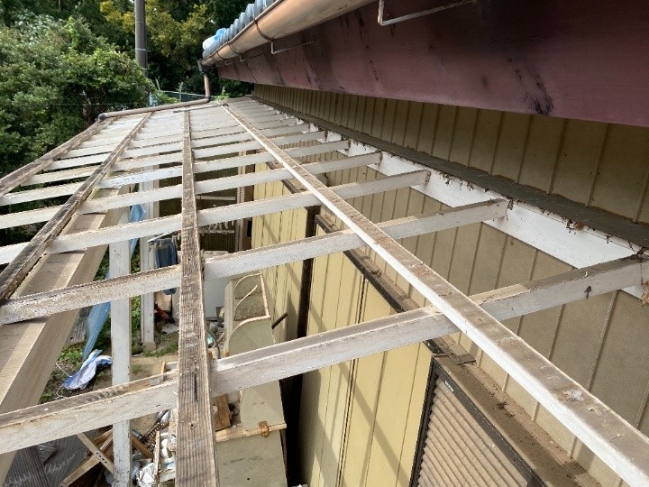 既存の波板ポリカを撤去