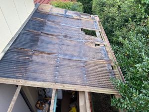 台風被害を受けたポリカ波板の屋根