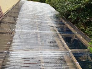 波板ポリカの張替え工事が無事に完工した屋根