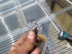 波板専用ビスで波板ポリカを固定する作業工程