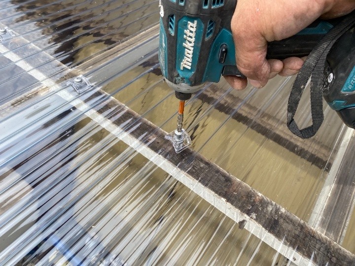 波板専用ビスで波板ポリカを固定