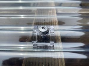 波板専用ビスで波板ポリカを固定する施工風景
