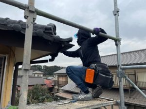 既存の雨樋を取り外す作業
