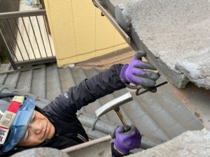 既存の雨樋を取り外す