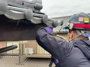 足場を架設して着工