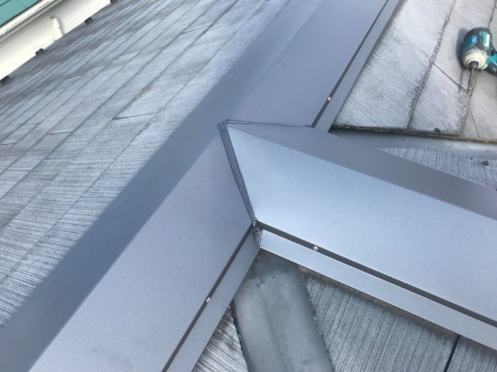 飛散した棟板金の交換工事が完工