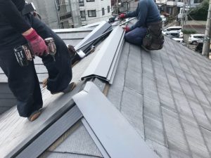 新しく設置する板金を加工して設置