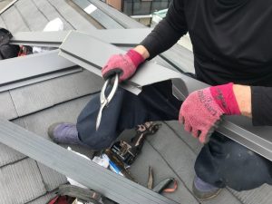 新しく設置する棟板金を加工