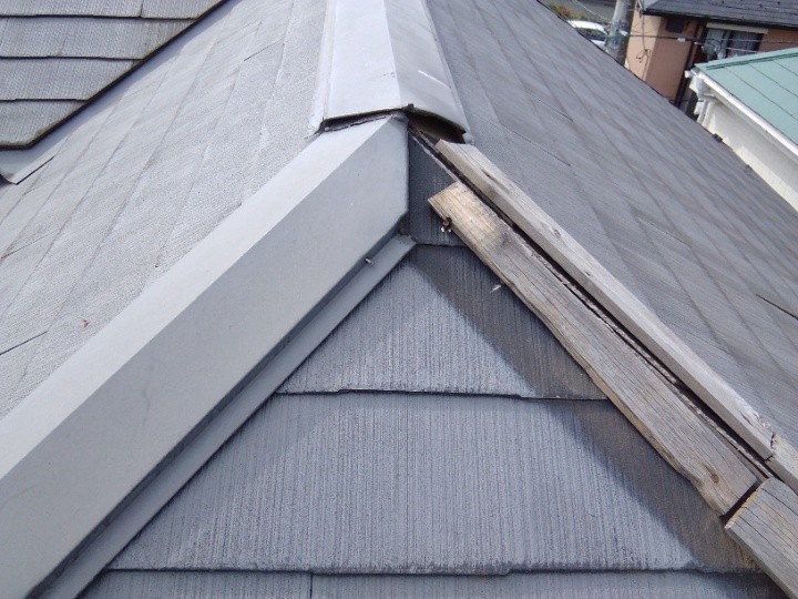 棟板金が破損した状態の屋根