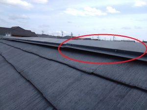 棟板金が浮いた状態