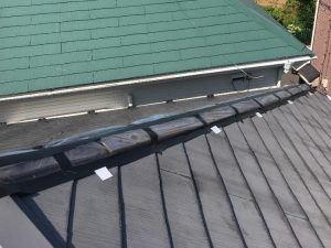 棟板金交換工事の施工風景