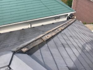 棟板金が飛散した屋根の状態