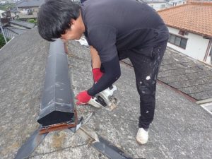 まずは板金を撤去する作業