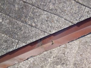 錆の進行で鋼板自体が脆くなり穴が開いている