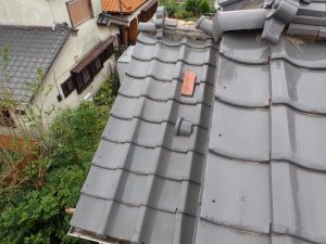 棟瓦の破損状態を点検