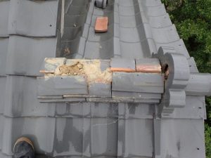 棟瓦が破損した状態
