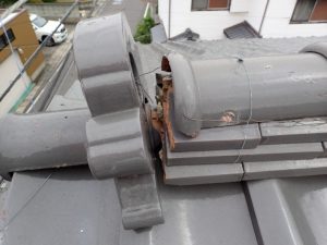 屋根の一部が破損して瓦が落下